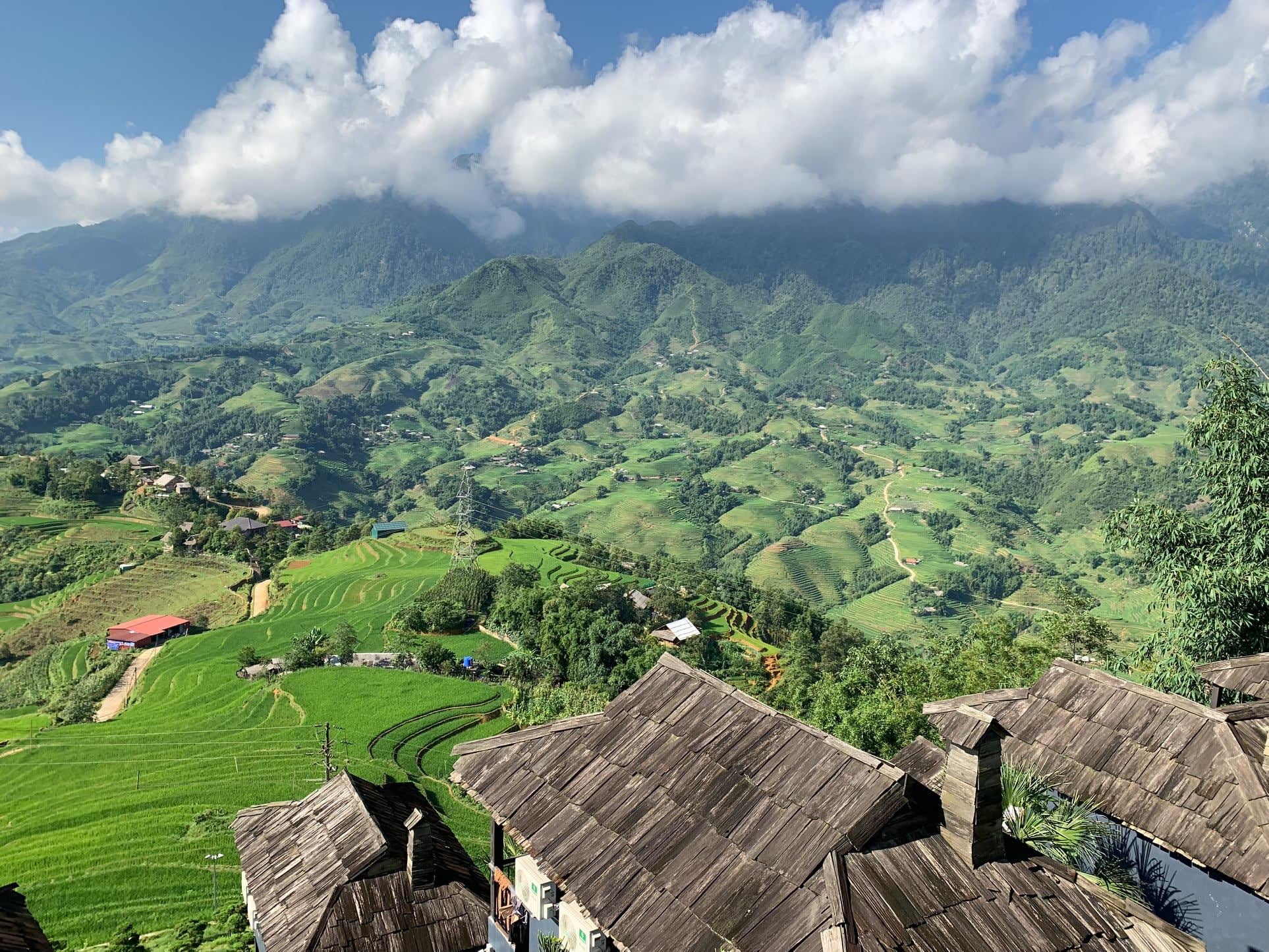 bản Ý Linh Hồ nhìn từ The Mong Sapa