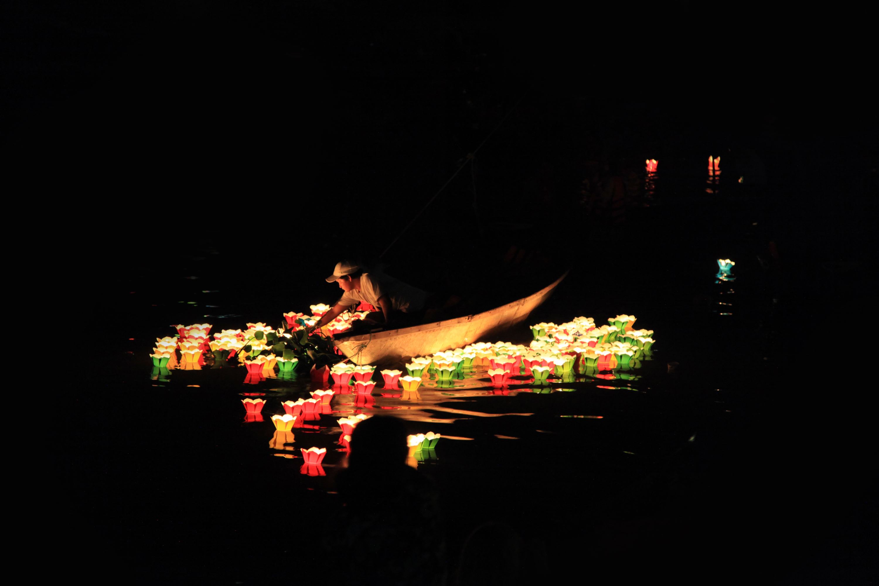 thả đèn hoa đăng ở Hội An