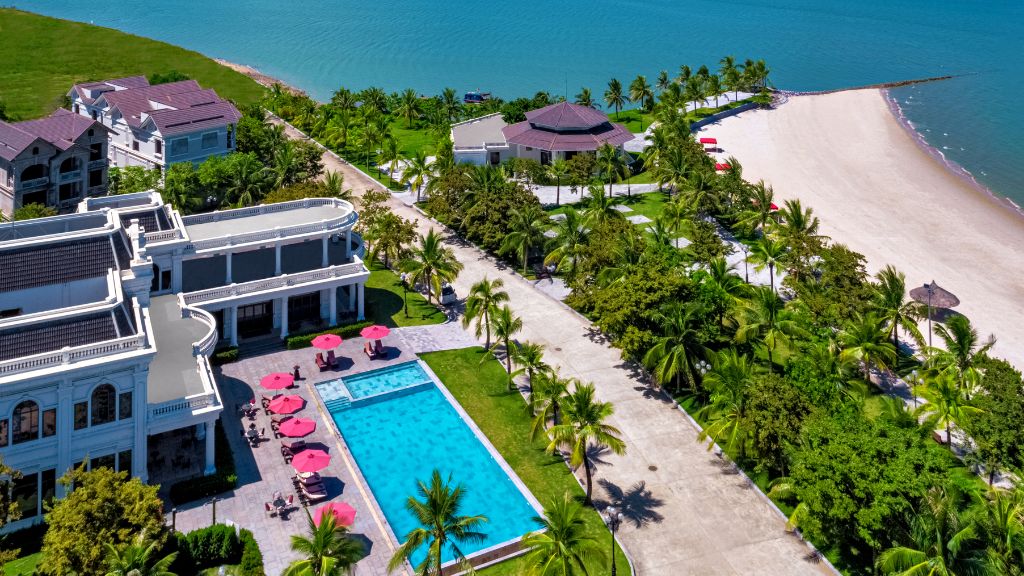 resort Hạ Long gần biển