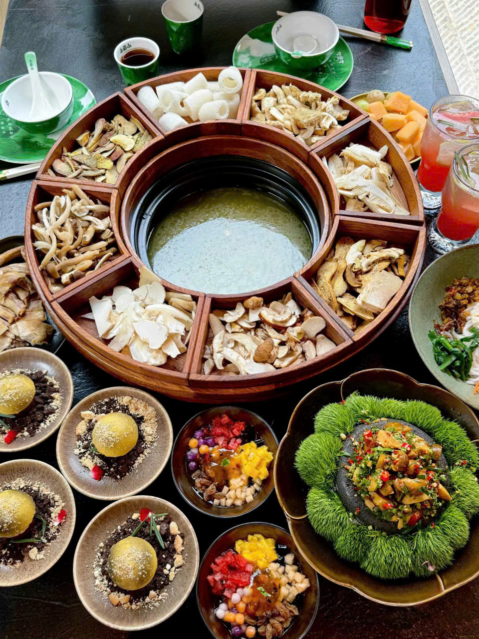 Lẩu nấm tự nhiên