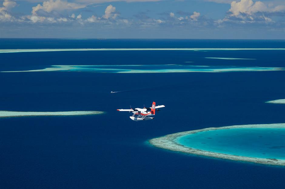 Bay thủy phi cơ ngắm trọn khung cảnh thiên đường du lịch biển Maldives từ trên cao