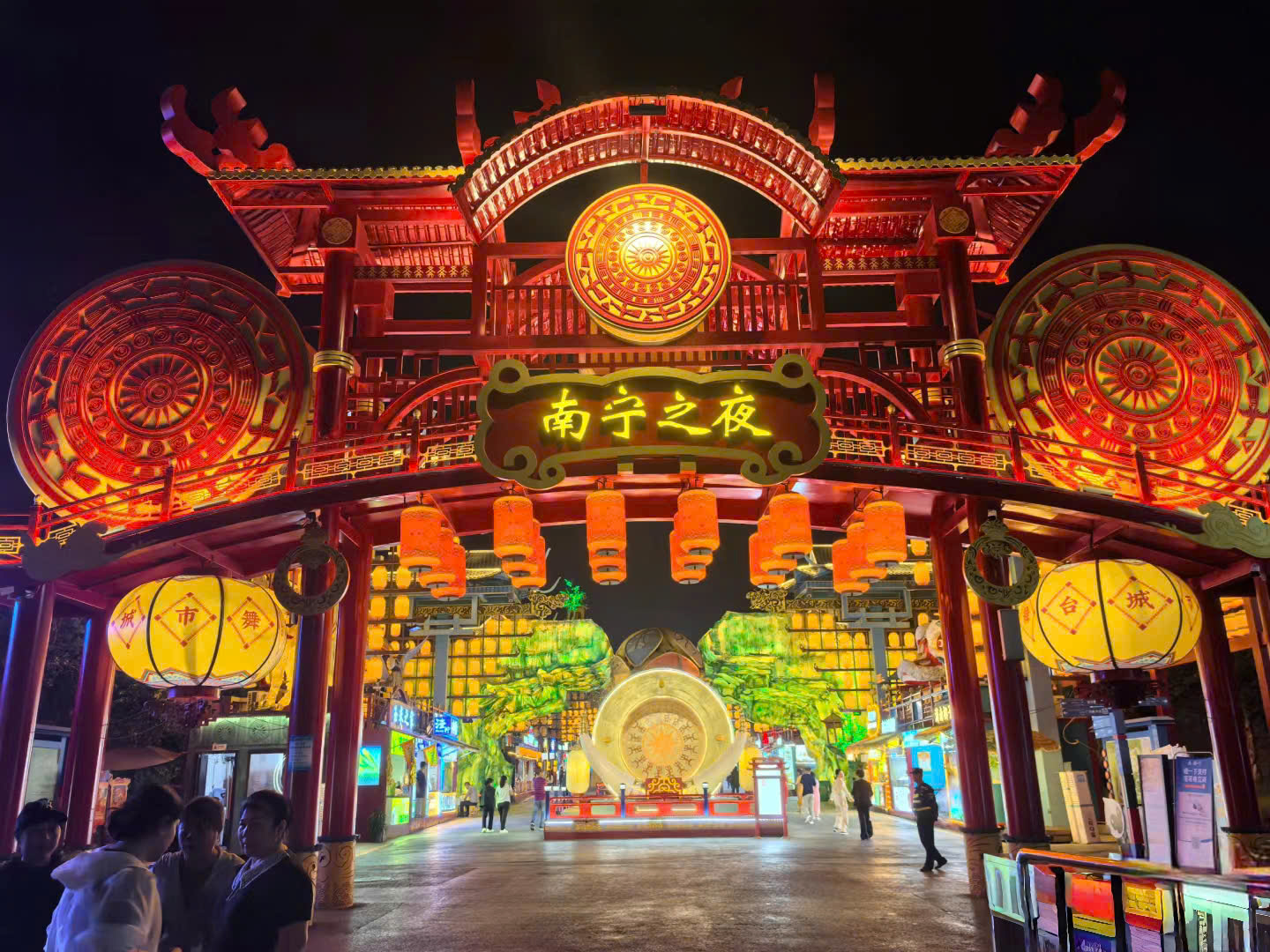 nam-ninh-chi-da-diem-du-lich-hang-dau-quang-tay-ve-dem