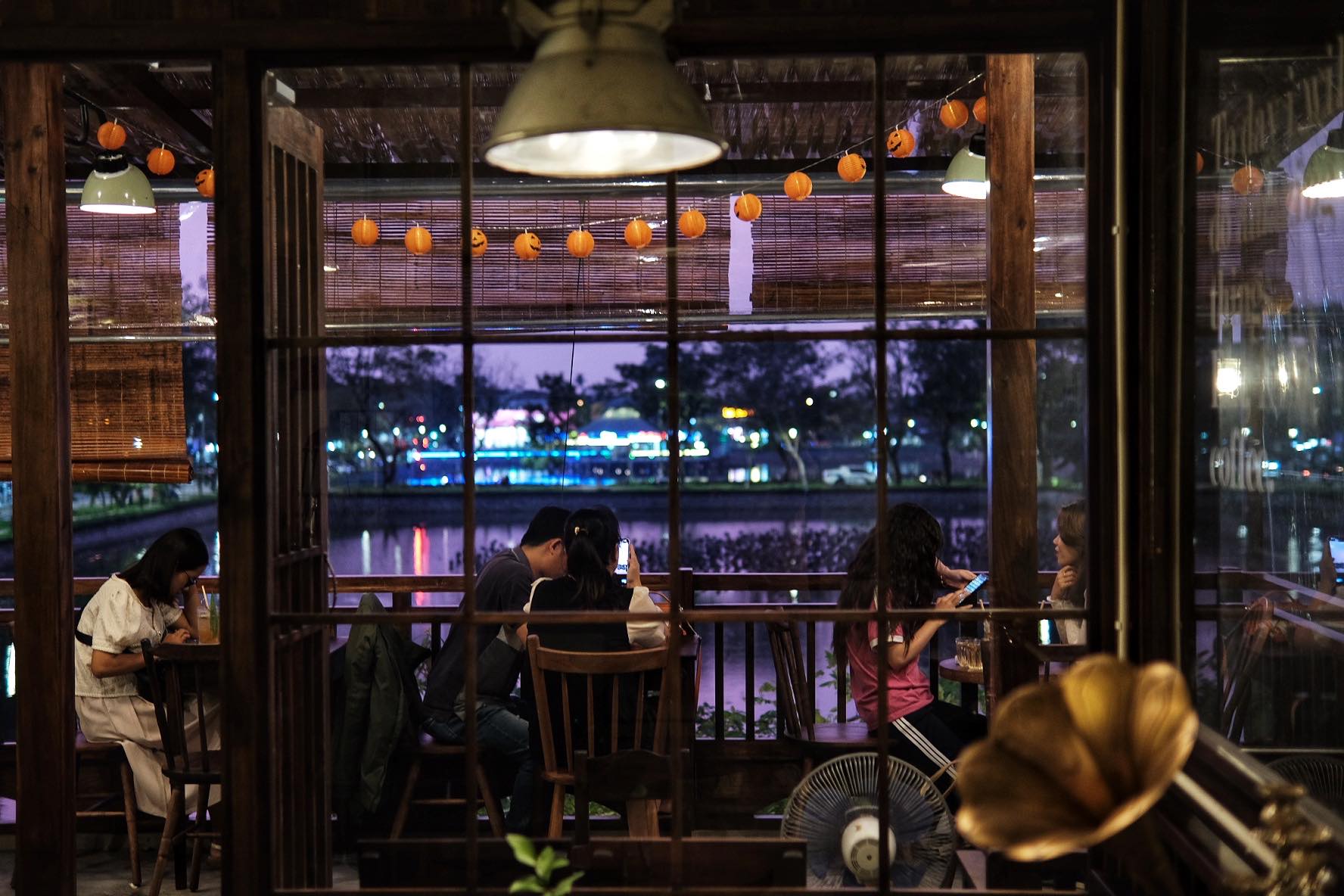 Nhà bên hồ cafe - Quán cafe đẹp ở Huế 03