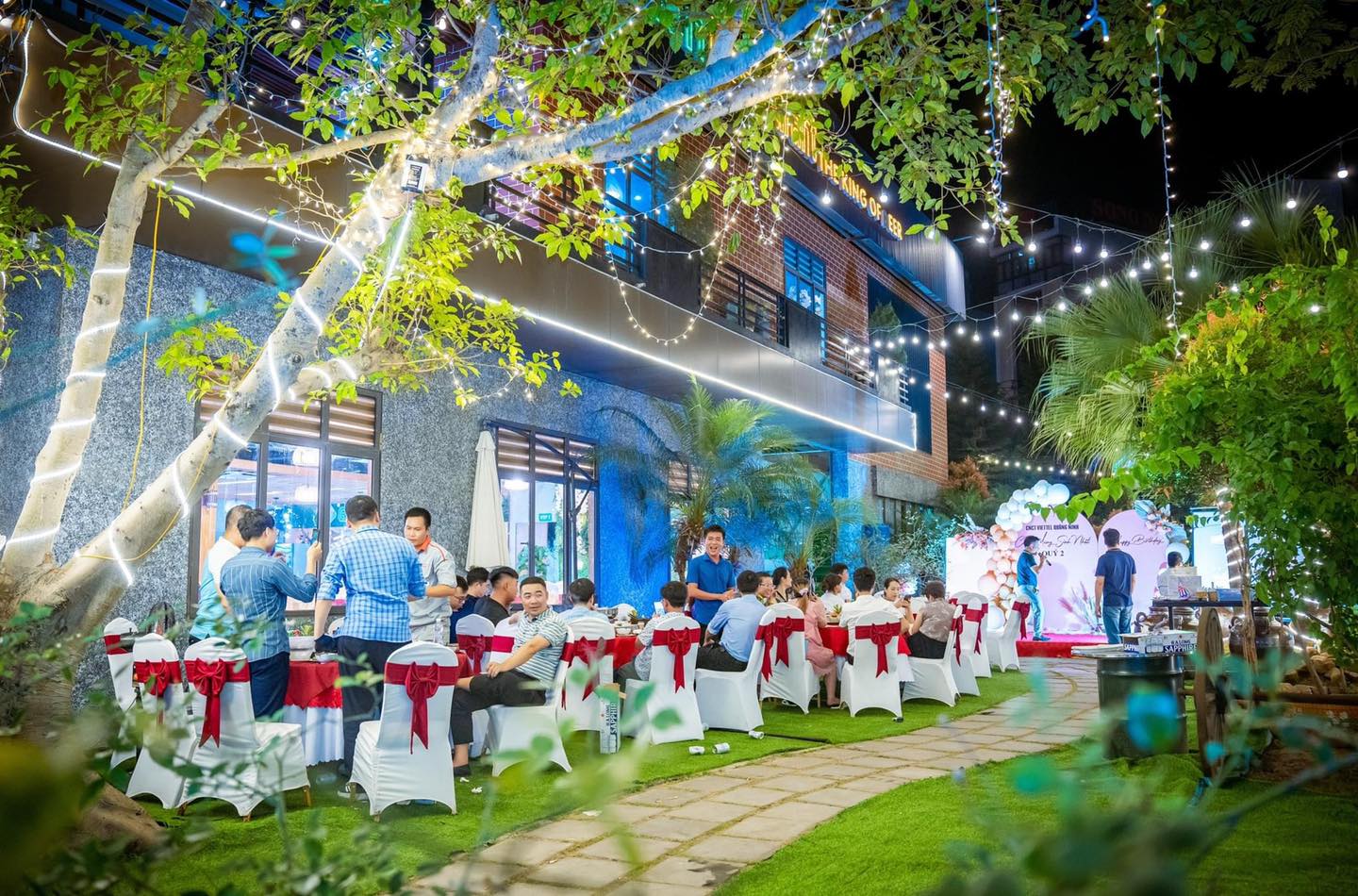 Nhà hàng Hạ Long có không gian tiệc ngoài trời