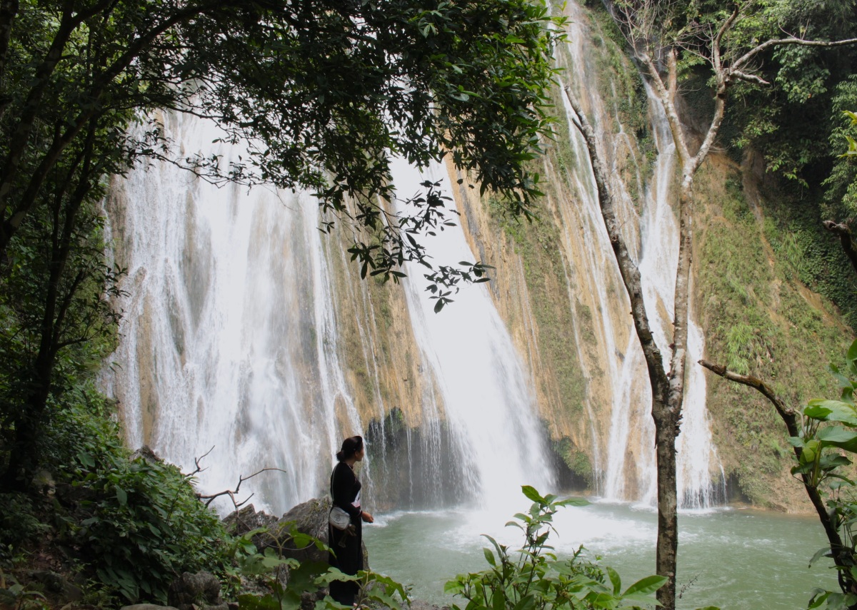 Thác Khuổi Nhi Na Hang