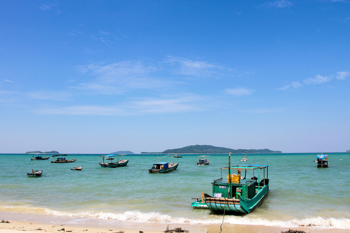 thuyền gỗ sang đảo Cô Tô con