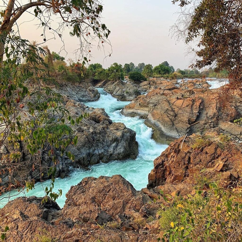 Thác Li Phi, Lào