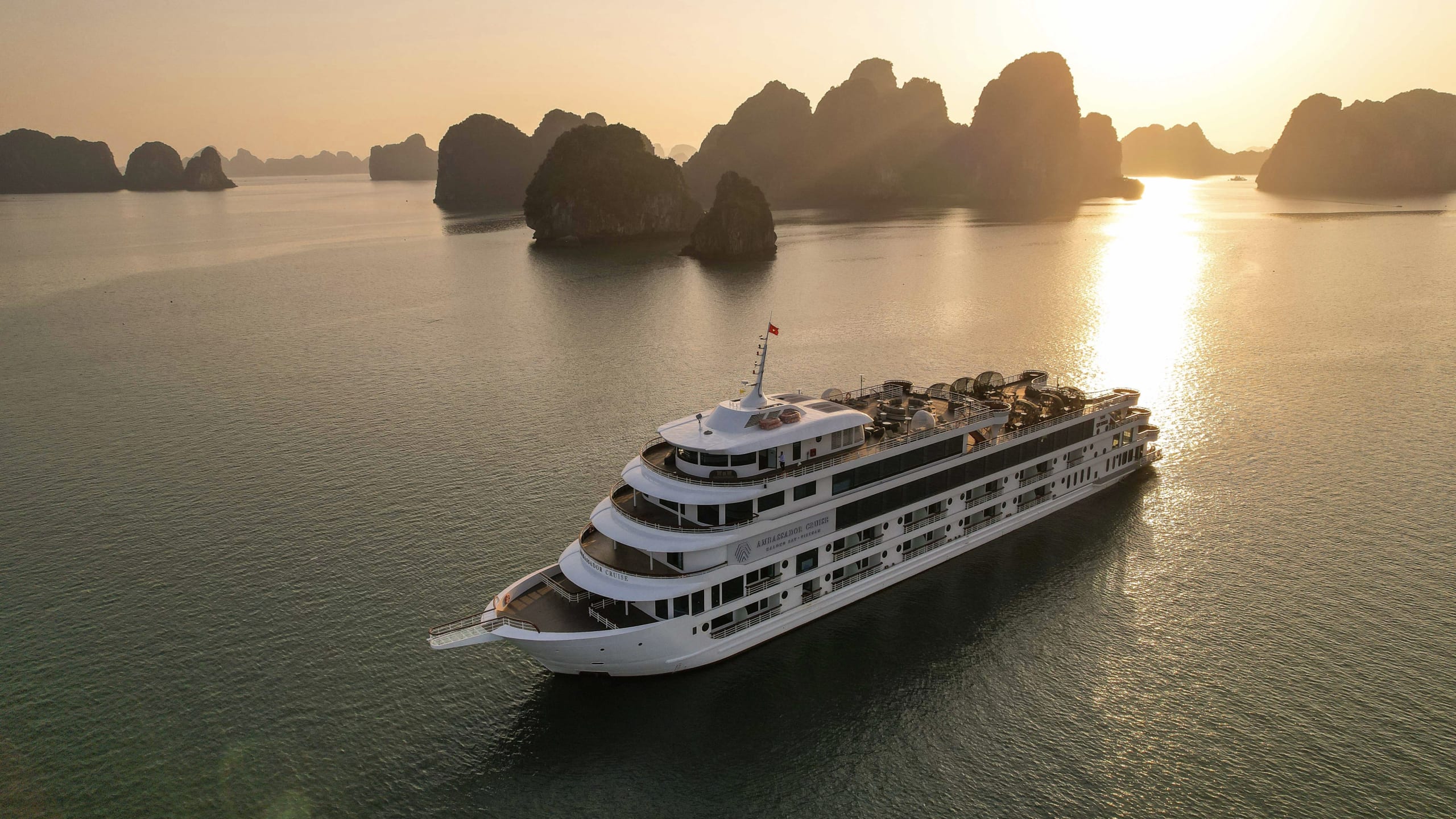 Du thuyền Hạ Long trong ngày Ambassador Cruise II