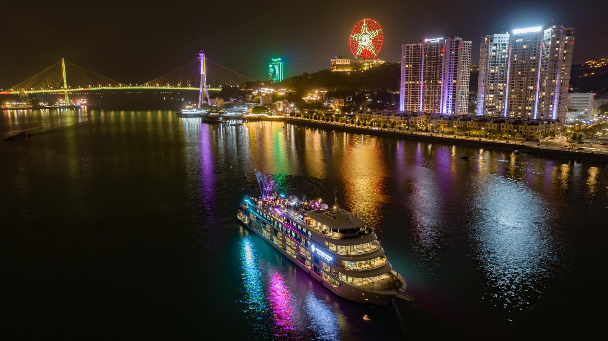 du-thuyen-ha-long-ambassador-wine-dine-sunset-cruise-uu-dai