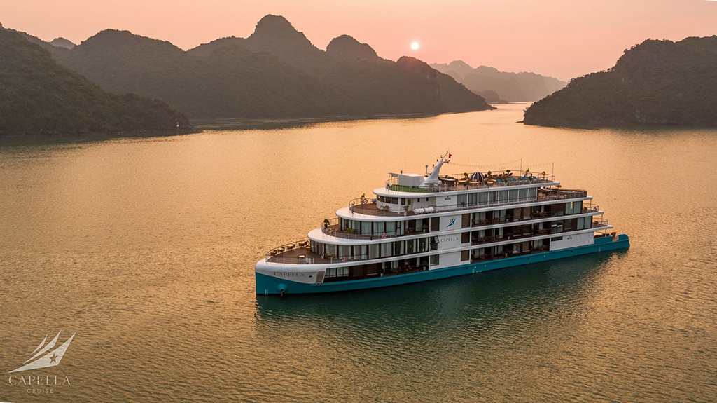 review-du-thuyen-5-sao-lan-ha-capella-cruise