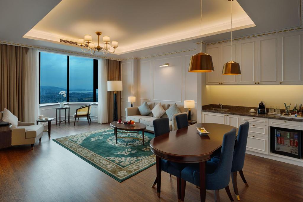 Phòng Grand Suite Bay View FLC Hạ Long