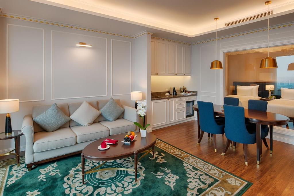 phòng Grand Suite Golf View khách sạn FLC Hạ Long