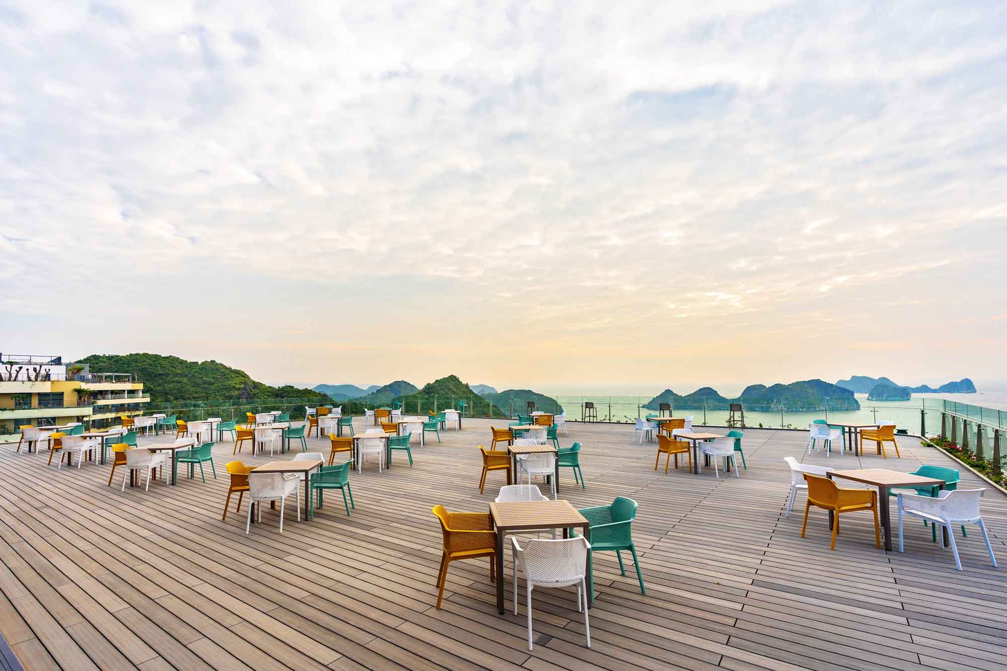 Lan Hạ Sky Bar Flamingo Cát Bà