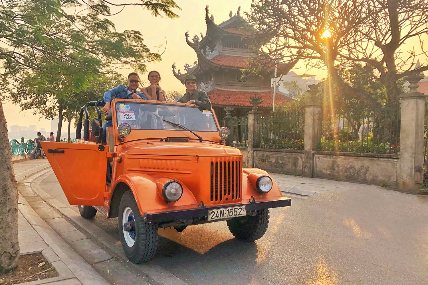 tour xe jeep tham quan Hà Nội