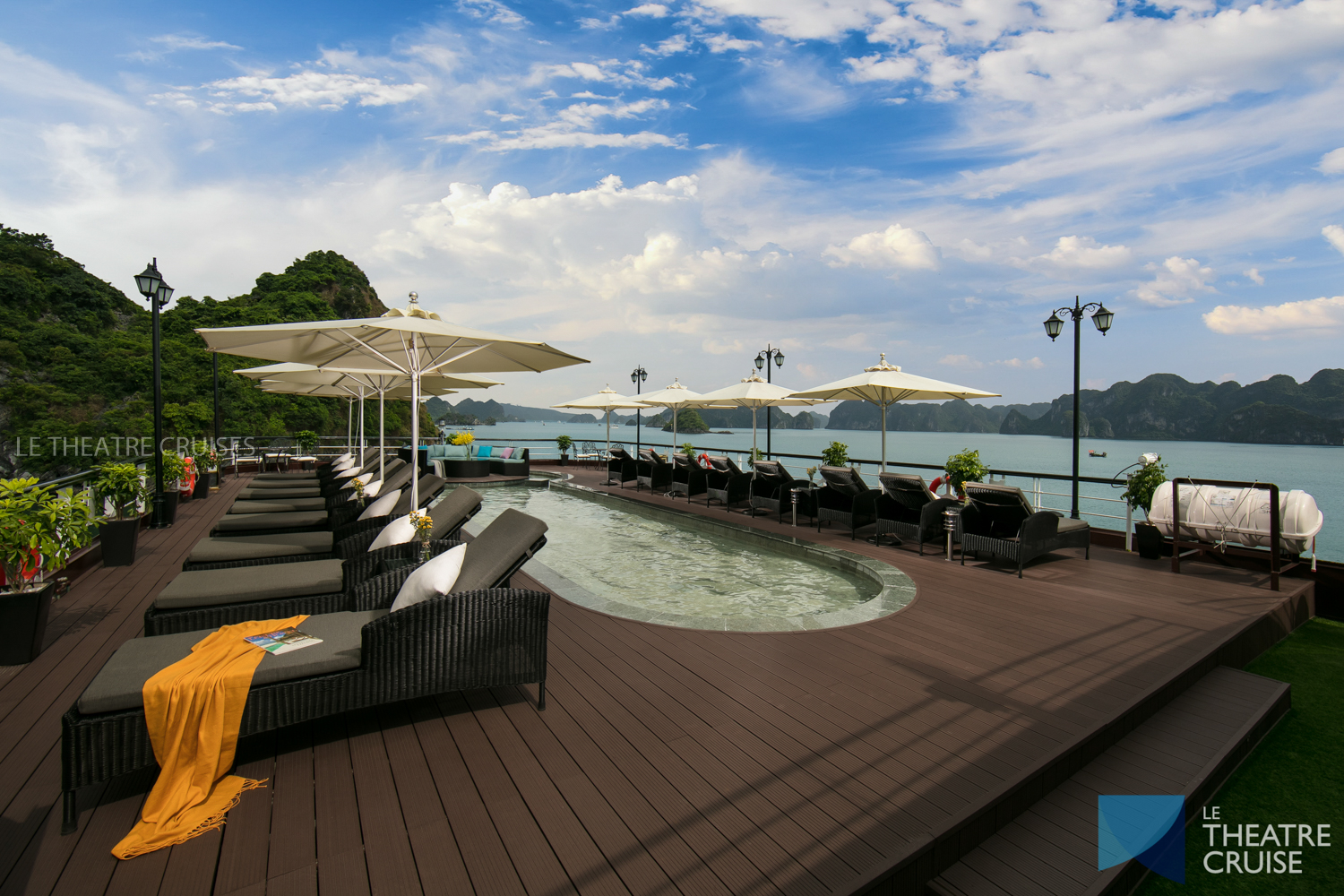 Sundeck của Le Theatre Cruise