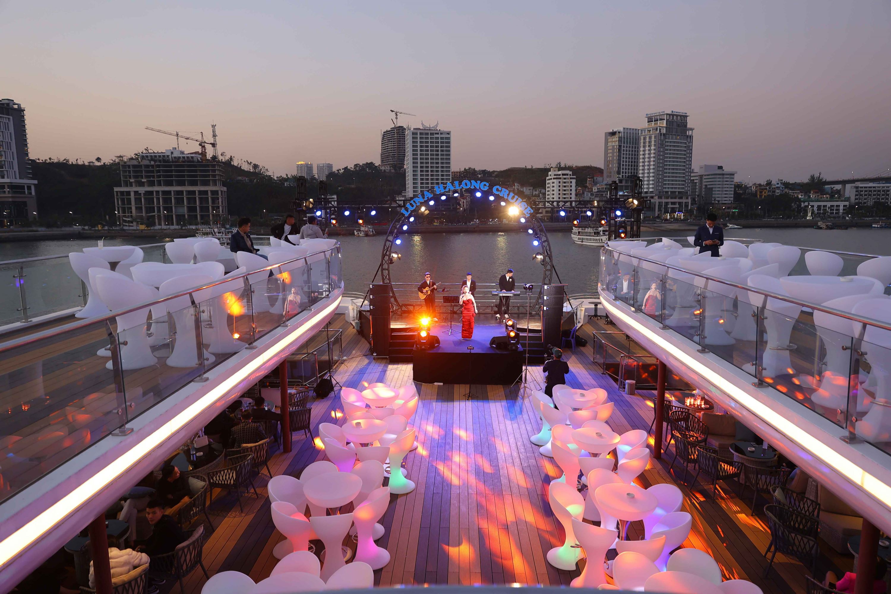 /files/images/Luna-Halong-Cruise/Luna-Halong-Cruise-Live-Music.JPG