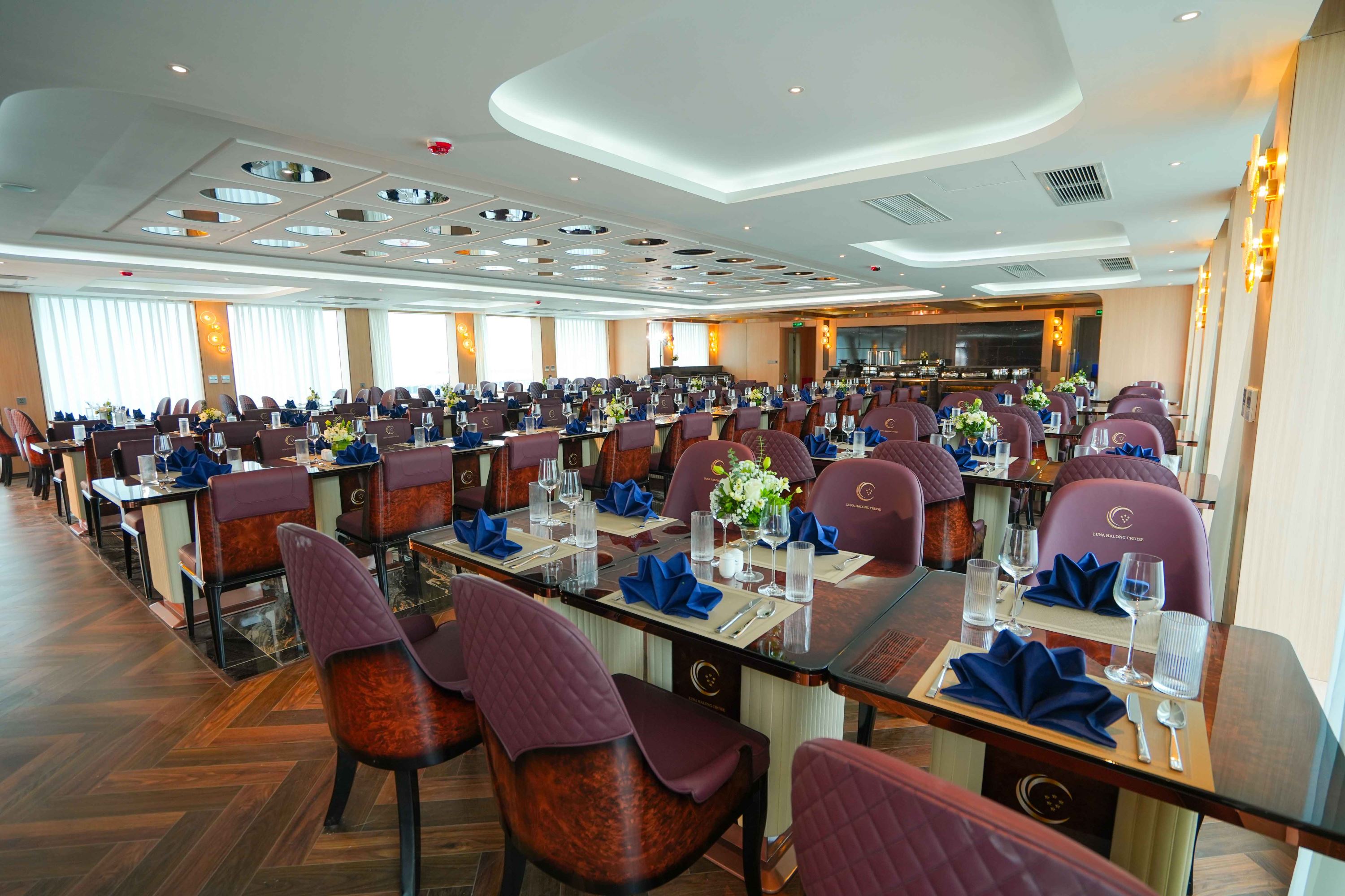 /files/images/Luna-Halong-Cruise/Luna-Halong-Cruise-Starlight-Restaurant-2.JPG