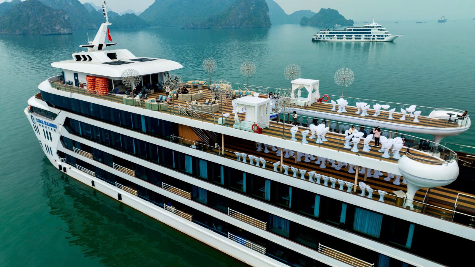 khong-gian-to-chuc-tiec-tren-du-thuyen-luna-halong-cruise