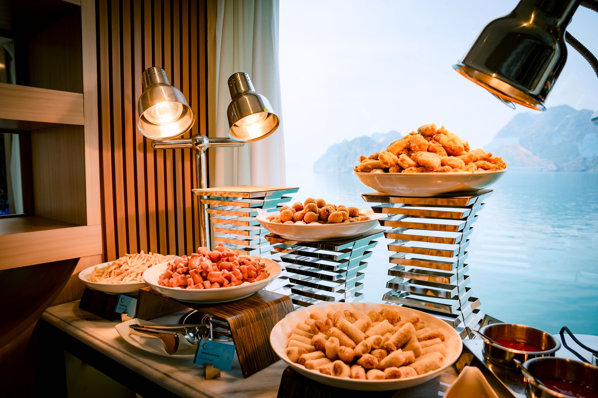 /files/images/Luna-Halong-Cruise/halong-meal-6.jpg