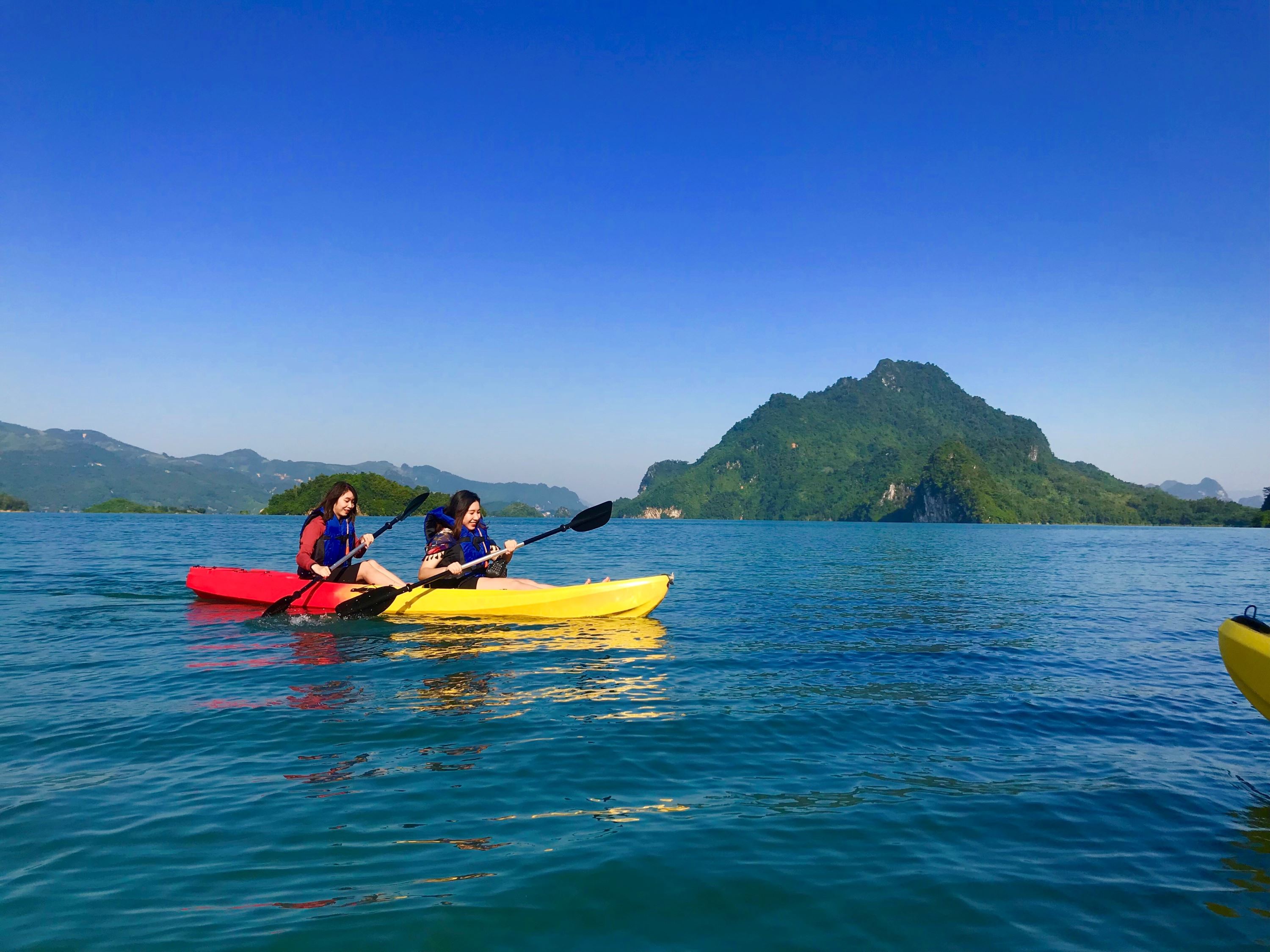 chèo thuyền Kayak ở Mai Châu Hideaway