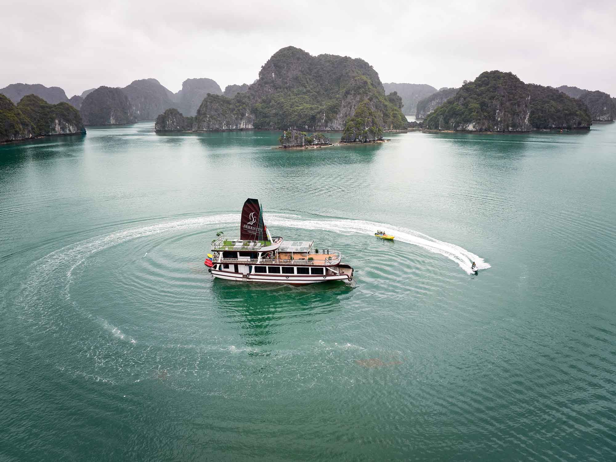 Du thuyền trong ngày vịnh Lan Hạ - Serenity Premium