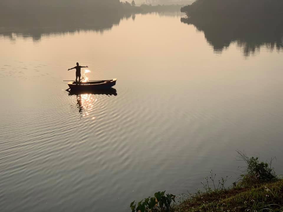 chèo thuyền kayak trên hồ Láng Hầu