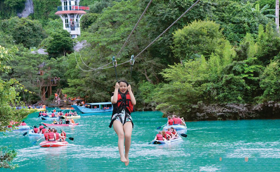 Đu Ziplline - Sông chảy Quảng Bình
