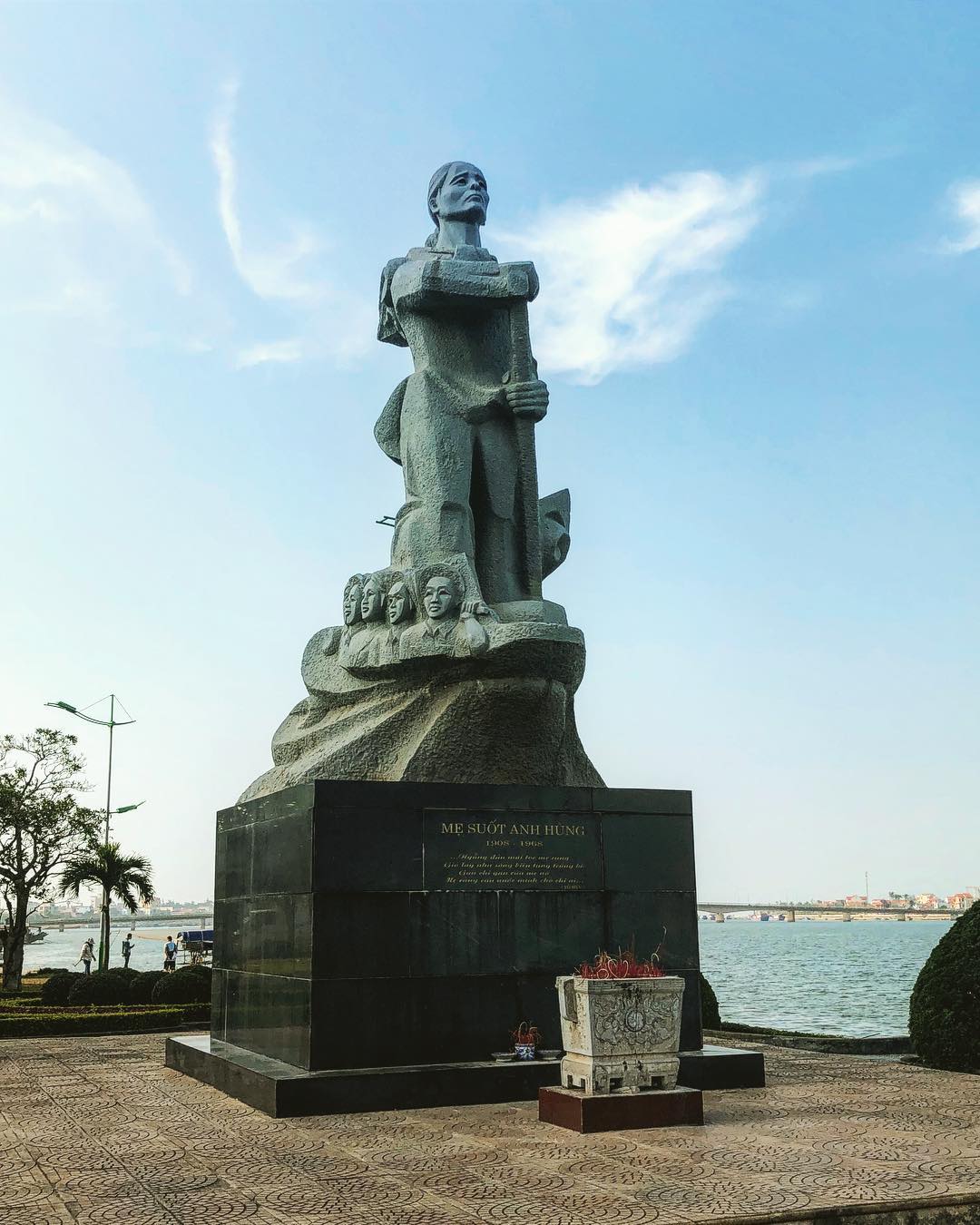 Tượng đài mẹ suốt Quảng Bình