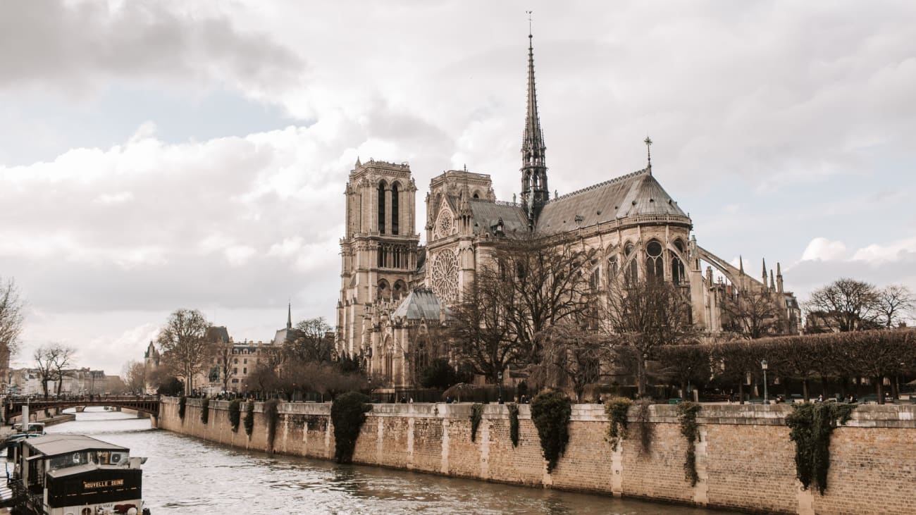 Nhà thờ Đức Bà Paris - Địa điểm du lịch nổi tiếng Pháp
