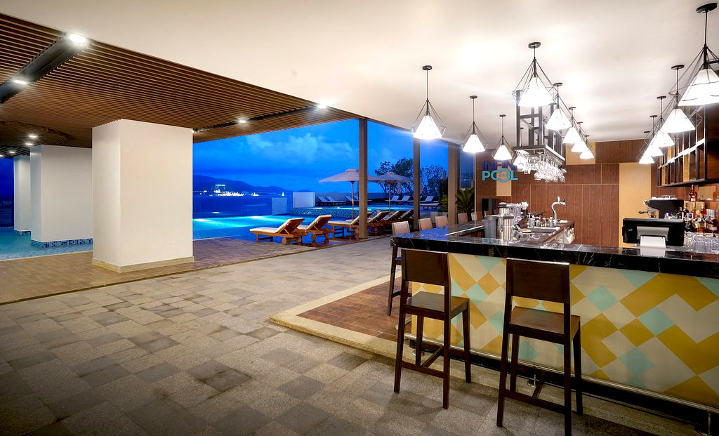/files/images/VinpearlCondotelBeachfrontNhaTrang/pool-bar.jpg