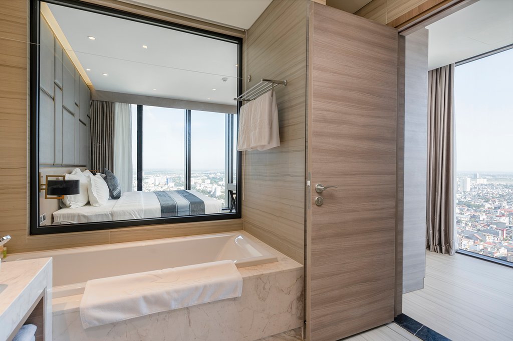/files/images/VinpearlHotelThanhHoa/deluxe-king-bed-room%20(3).jpg