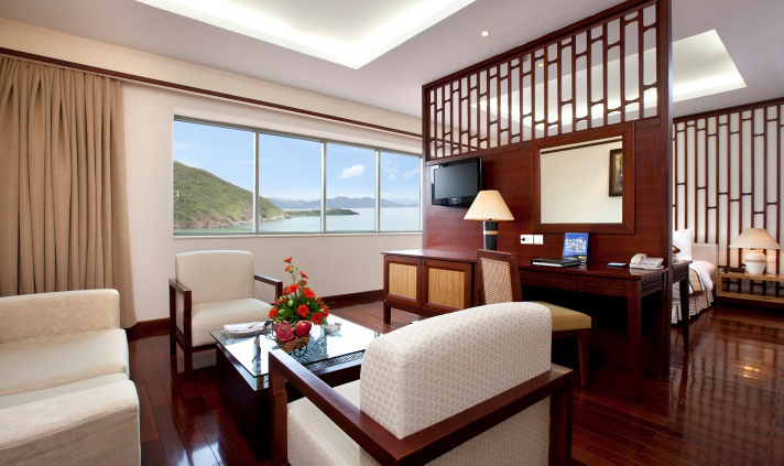 /files/images/VinpearlResortNhaTrang/Deluxe%20Suite%20h%C6%B0%E1%BB%9Bng%20bi%E1%BB%83n%20VR.jpg