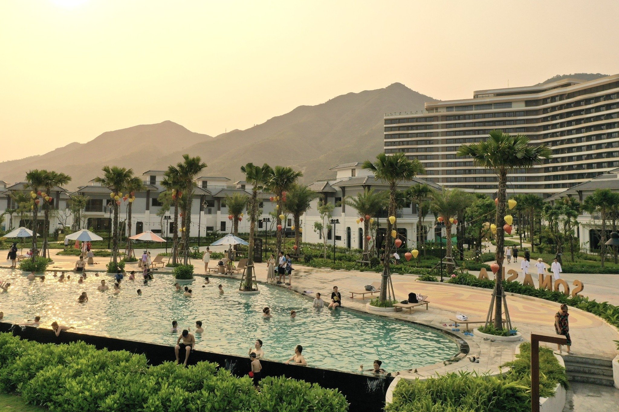 Bể bơi ở Wyndham Garden Sonasea Vân Đồn