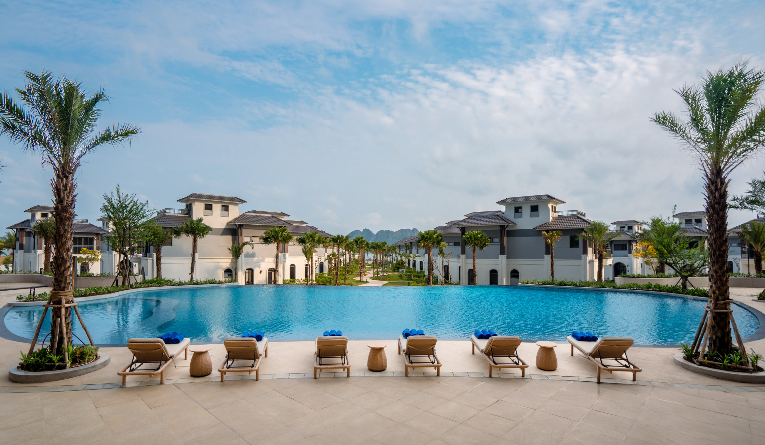 Bể bơi ở Wyndham Garden Sonasea Vân Đồn 01