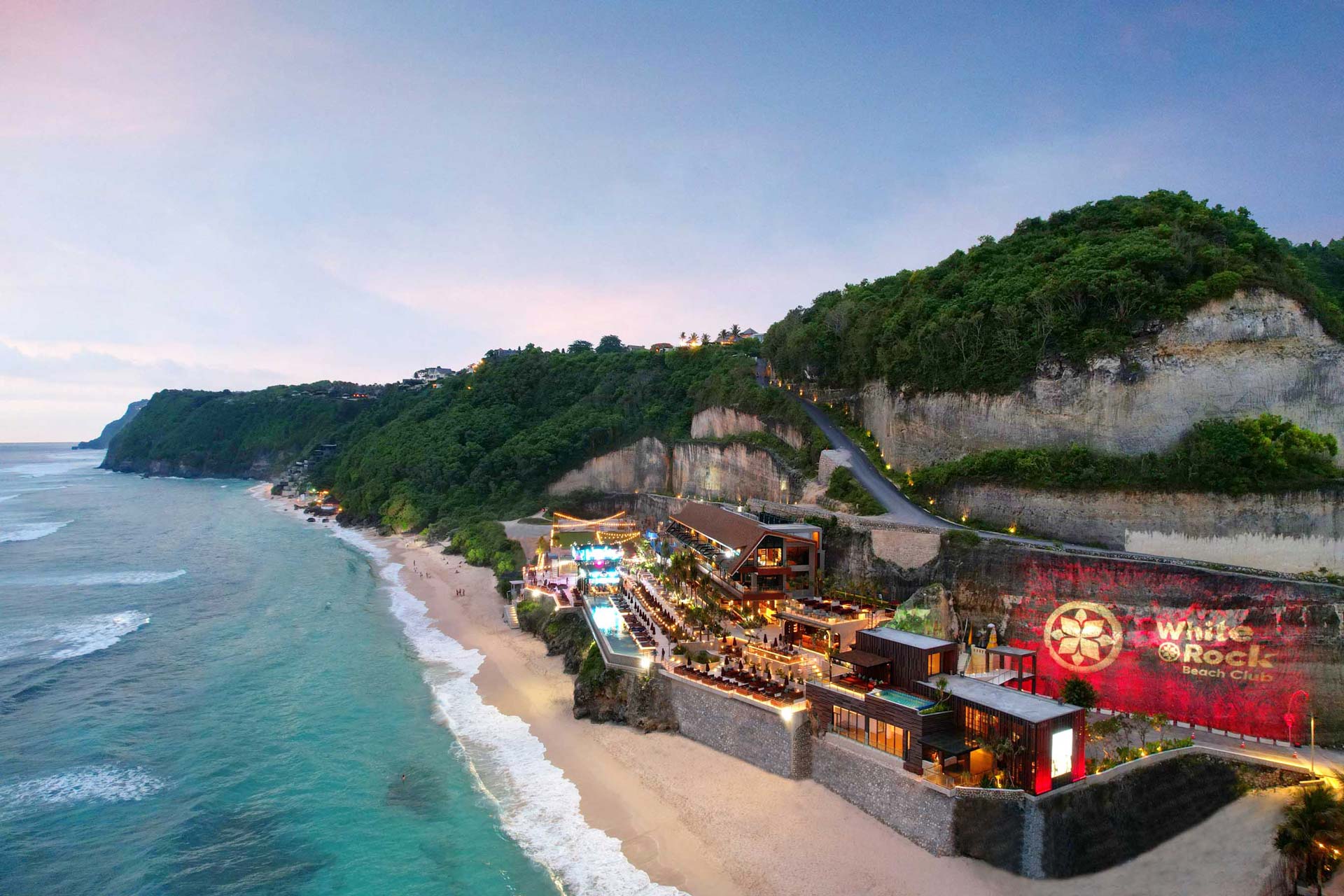 White Rock Beach Club – Quán bar bãi biển đẹp ở Bali