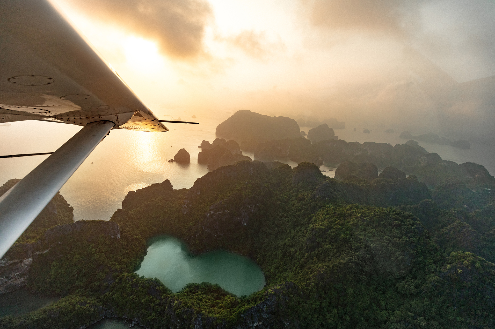 ngam-hoang-hon-tren-vinh-ha-long-bang-thuy-phi-co