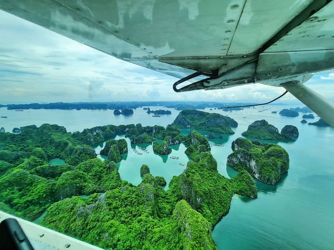 Bay thủy phi cơ ngắm vịnh Hạ Long